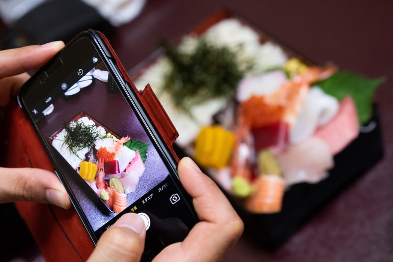 料理をスマートフォンで撮影している様子。写真で雰囲気を伝えられるのがSNSの強み
